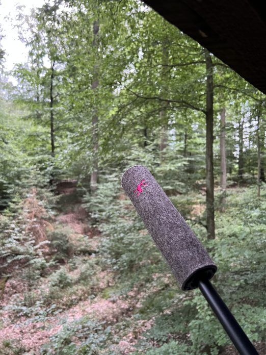 Schalldämpferschoner aus Wollfilz, braun meliert mit Hirsch-Stickerei – Bild 3