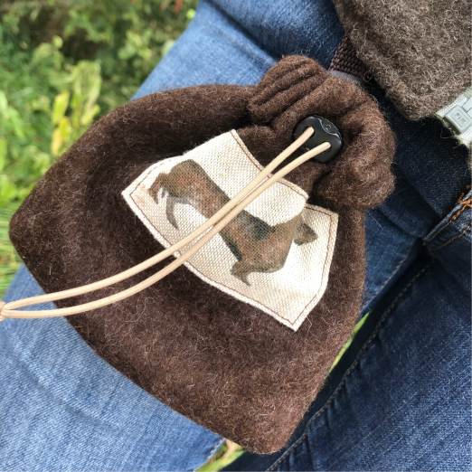 Futterbeutel aus Wollfilz "Dackel Edition", dunkelbraun meliert – Bild 4